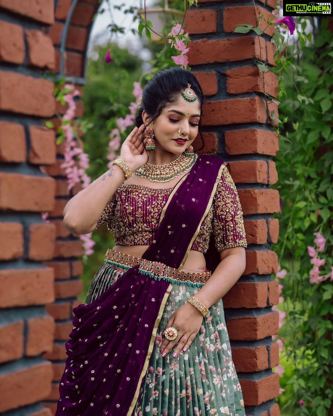Bhavya Gowda Instagram - ನಮಸ್ತೇಸ್ತು ಮಹಾಮಾಯೆ ಶ್ರೀಪೀಠೆ ಸುರಪೂಜಿತೆ, ಶಂಖಚಕ್ರ ಗದಾಹಸ್ತೆ ಮಹಾಲಕ್ಷ್ಮಿ ನಮೋಸ್ತುತೆ, ನಿಮಗೆಲ್ಲರಿಗೂ ವರಮಹಾಲಕ್ಷ್ಮಿ ಹಬ್ಬದ ಹಾರ್ದಿಕ ಶುಭಾಶಯಗಳು🙏🏻❤️ MUA: @makeoverby_divyagowda Outfit: @rentyourlook_by_chandangowda Hairstyle by: @hairstylist_bangalore Jewels: @velvetboxby Captured by: @happeningpixels