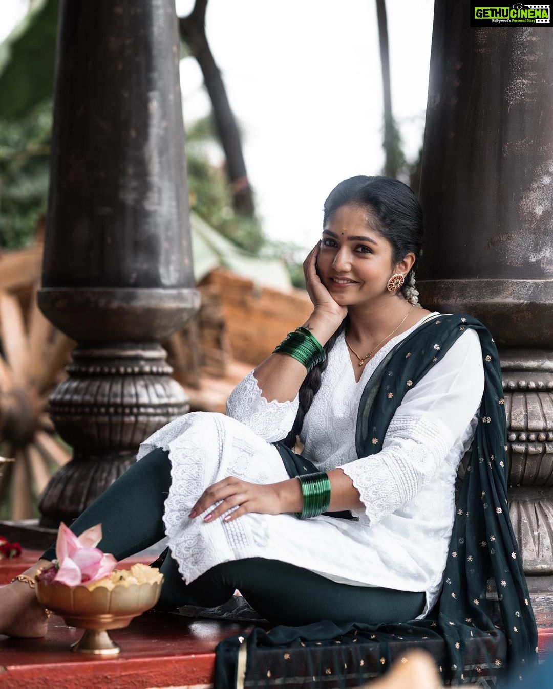 Bhavya Gowda Instagram - 🤍 MUA: @makeoverby_divyagowda Outfit: @rentyourlook_by_chandangowda Hairstyle by: @hairstylist_bangalore Jewels: @velvetboxby Captured by: @happeningpixels Location: @theshirestudioblr #kannada #kannadaactress #bhavyagowda670 #geethaserial #geethaserialbhavyagowda670 #colors #colorskannada #actor #actresses #telgu #telguactress #starmaa #kks #kalisiuntekaladusukhamserial #instagram #instagood #instadaily #insta #instafashion