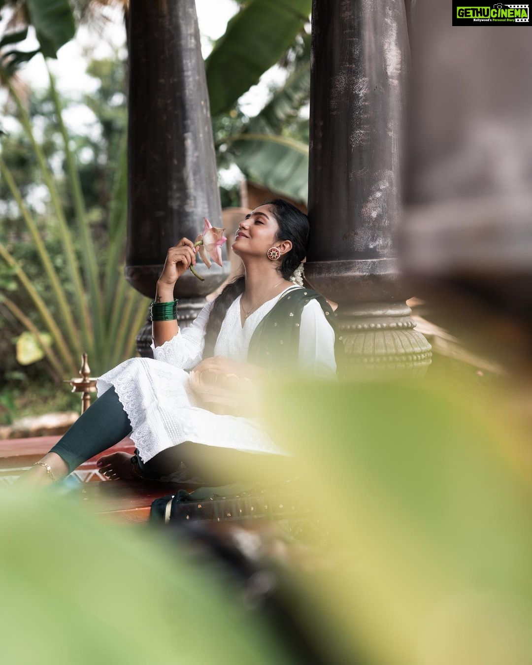 Bhavya Gowda Instagram - 🤍 MUA: @makeoverby_divyagowda Outfit: @rentyourlook_by_chandangowda Hairstyle by: @hairstylist_bangalore Jewels: @velvetboxby Captured by: @happeningpixels Location: @theshirestudioblr #kannada #kannadaactress #bhavyagowda670 #geethaserial #geethaserialbhavyagowda670 #colors #colorskannada #actor #actresses #telgu #telguactress #starmaa #kks #kalisiuntekaladusukhamserial #instagram #instagood #instadaily #insta #instafashion