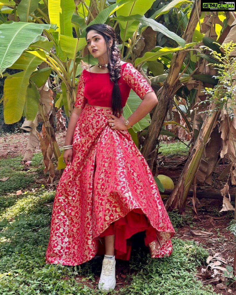 Bhavya Gowda Instagram - ❤️ Outfit: @rentyourlook_by_chandangowda MUA: @makeoverwithshruthi_shetty Jewels: @thespatika Hairstyle by: @hairstylist_rekhaa Bangalore, India