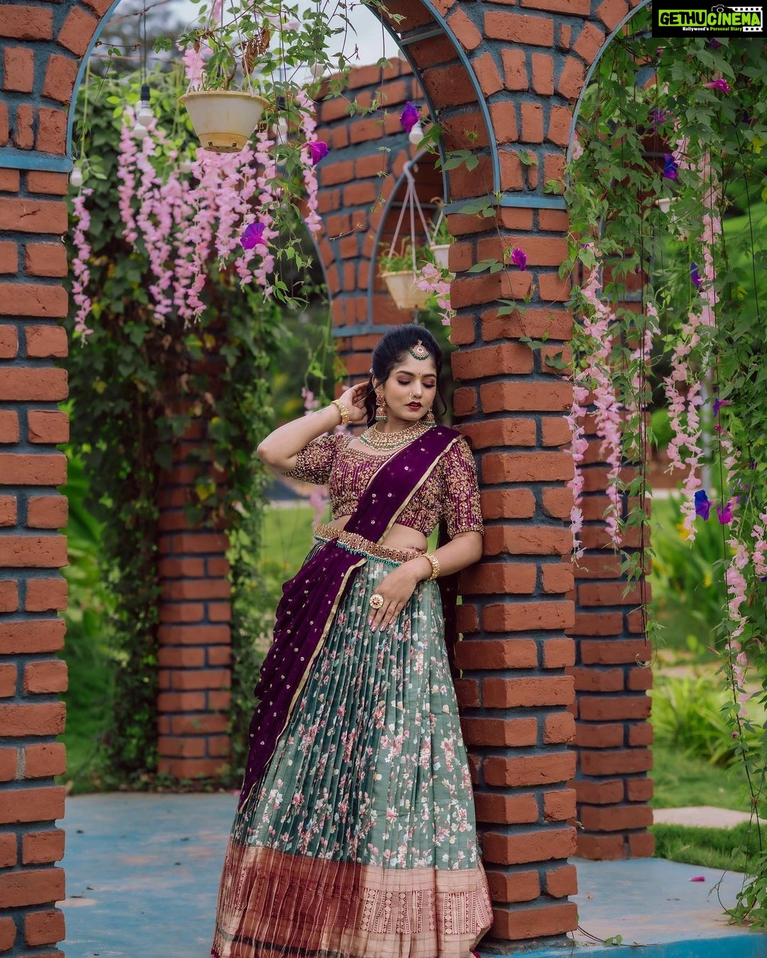 Bhavya Gowda Instagram - ನಮಸ್ತೇಸ್ತು ಮಹಾಮಾಯೆ ಶ್ರೀಪೀಠೆ ಸುರಪೂಜಿತೆ, ಶಂಖಚಕ್ರ ಗದಾಹಸ್ತೆ ಮಹಾಲಕ್ಷ್ಮಿ ನಮೋಸ್ತುತೆ, ನಿಮಗೆಲ್ಲರಿಗೂ ವರಮಹಾಲಕ್ಷ್ಮಿ ಹಬ್ಬದ ಹಾರ್ದಿಕ ಶುಭಾಶಯಗಳು🙏🏻❤️ MUA: @makeoverby_divyagowda Outfit: @rentyourlook_by_chandangowda Hairstyle by: @hairstylist_bangalore Jewels: @velvetboxby Captured by: @happeningpixels