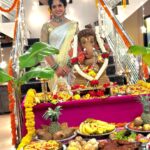 Bhavya Gowda Instagram - ವಕ್ರತುಂಡ ಮಹಾಕಾಯ ಸೂರ್ಯಕೋಟಿ ಸಮಪ್ರಭ| ನಿರ್ವಿಘ್ನಂ ಕುರು ಮೇ ದೇವ ಸರ್ವಕಾರ್ಯೇಷು ಸರ್ವದಾ ವಿಘ್ನವಿನಾಶಕನು ಎಲ್ಲರ ಬಾಳಲ್ಲಿ ಸುಖ, ಶಾಂತಿ, ಸಂತೋಷವನ್ನು ತರಲಿ ಎಂದು ಹಾರೈಸುತ್ತೇನೆ. ನಾಡಿನ ಸಮಸ್ತ ಜನತೆಗೆ ಗೌರಿ-ಗಣೇಶ ಹಬ್ಬದ ಹಾರ್ದಿಕ ಶುಭಾಶಯಗಳು❤️ Outfit: @classy_renthouse @classy.designerhouse Jewels: @thespatika #kannada #kannadaactress #bhavyagowda670 #geethaserial #geethaserialbhavyagowda670 #colors #colorskannada #actor #actresses #telgu #telguactress #starmaa #kks #kalisiuntekaladusukhamserial #instagram #instagood #instadaily #insta #instafashion Bangalore, India