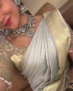Bhavya Gowda Instagram - ವಕ್ರತುಂಡ ಮಹಾಕಾಯ ಸೂರ್ಯಕೋಟಿ ಸಮಪ್ರಭ| ನಿರ್ವಿಘ್ನಂ ಕುರು ಮೇ ದೇವ ಸರ್ವಕಾರ್ಯೇಷು ಸರ್ವದಾ ವಿಘ್ನವಿನಾಶಕನು ಎಲ್ಲರ ಬಾಳಲ್ಲಿ ಸುಖ, ಶಾಂತಿ, ಸಂತೋಷವನ್ನು ತರಲಿ ಎಂದು ಹಾರೈಸುತ್ತೇನೆ. ನಾಡಿನ ಸಮಸ್ತ ಜನತೆಗೆ ಗೌರಿ-ಗಣೇಶ ಹಬ್ಬದ ಹಾರ್ದಿಕ ಶುಭಾಶಯಗಳು❤️ Outfit: @classy_renthouse @classy.designerhouse Jewels: @thespatika #kannada #kannadaactress #bhavyagowda670 #geethaserial #geethaserialbhavyagowda670 #colors #colorskannada #actor #actresses #telgu #telguactress #starmaa #kks #kalisiuntekaladusukhamserial #instagram #instagood #instadaily #insta #instafashion Bangalore, India