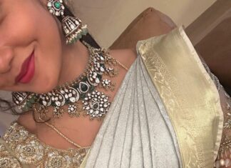 Bhavya Gowda Instagram - ವಕ್ರತುಂಡ ಮಹಾಕಾಯ ಸೂರ್ಯಕೋಟಿ ಸಮಪ್ರಭ| ನಿರ್ವಿಘ್ನಂ ಕುರು ಮೇ ದೇವ ಸರ್ವಕಾರ್ಯೇಷು ಸರ್ವದಾ ವಿಘ್ನವಿನಾಶಕನು ಎಲ್ಲರ ಬಾಳಲ್ಲಿ ಸುಖ, ಶಾಂತಿ, ಸಂತೋಷವನ್ನು ತರಲಿ ಎಂದು ಹಾರೈಸುತ್ತೇನೆ. ನಾಡಿನ ಸಮಸ್ತ ಜನತೆಗೆ ಗೌರಿ-ಗಣೇಶ ಹಬ್ಬದ ಹಾರ್ದಿಕ ಶುಭಾಶಯಗಳು❤️ Outfit: @classy_renthouse @classy.designerhouse Jewels: @thespatika #kannada #kannadaactress #bhavyagowda670 #geethaserial #geethaserialbhavyagowda670 #colors #colorskannada #actor #actresses #telgu #telguactress #starmaa #kks #kalisiuntekaladusukhamserial #instagram #instagood #instadaily #insta #instafashion Bangalore, India