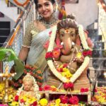 Bhavya Gowda Instagram - ವಕ್ರತುಂಡ ಮಹಾಕಾಯ ಸೂರ್ಯಕೋಟಿ ಸಮಪ್ರಭ| ನಿರ್ವಿಘ್ನಂ ಕುರು ಮೇ ದೇವ ಸರ್ವಕಾರ್ಯೇಷು ಸರ್ವದಾ ವಿಘ್ನವಿನಾಶಕನು ಎಲ್ಲರ ಬಾಳಲ್ಲಿ ಸುಖ, ಶಾಂತಿ, ಸಂತೋಷವನ್ನು ತರಲಿ ಎಂದು ಹಾರೈಸುತ್ತೇನೆ. ನಾಡಿನ ಸಮಸ್ತ ಜನತೆಗೆ ಗೌರಿ-ಗಣೇಶ ಹಬ್ಬದ ಹಾರ್ದಿಕ ಶುಭಾಶಯಗಳು❤️ Outfit: @classy_renthouse @classy.designerhouse Jewels: @thespatika #kannada #kannadaactress #bhavyagowda670 #geethaserial #geethaserialbhavyagowda670 #colors #colorskannada #actor #actresses #telgu #telguactress #starmaa #kks #kalisiuntekaladusukhamserial #instagram #instagood #instadaily #insta #instafashion Bangalore, India