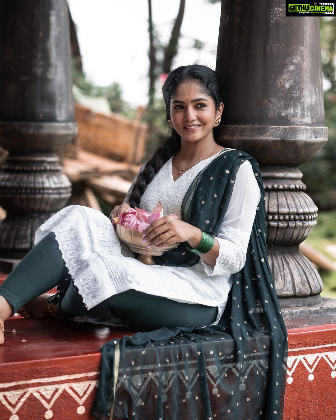 Bhavya Gowda Instagram - 🤍 MUA: @makeoverby_divyagowda Outfit: @rentyourlook_by_chandangowda Hairstyle by: @hairstylist_bangalore Jewels: @velvetboxby Captured by: @happeningpixels Location: @theshirestudioblr #kannada #kannadaactress #bhavyagowda670 #geethaserial #geethaserialbhavyagowda670 #colors #colorskannada #actor #actresses #telgu #telguactress #starmaa #kks #kalisiuntekaladusukhamserial #instagram #instagood #instadaily #insta #instafashion