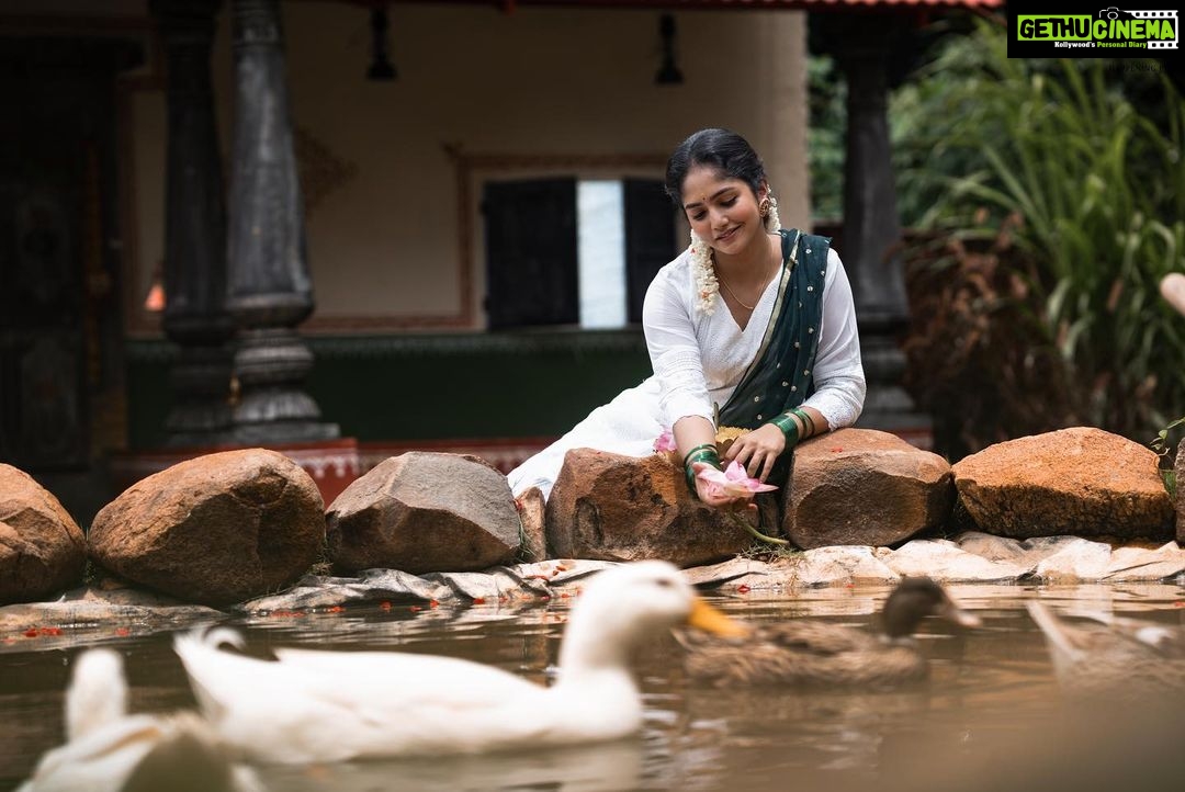 Bhavya Gowda Instagram - 🤍 MUA: @makeoverby_divyagowda Outfit: @rentyourlook_by_chandangowda Hairstyle by: @hairstylist_bangalore Jewels: @velvetboxby Captured by: @happeningpixels Location: @theshirestudioblr #kannada #kannadaactress #bhavyagowda670 #geethaserial #geethaserialbhavyagowda670 #colors #colorskannada #actor #actresses #telgu #telguactress #starmaa #kks #kalisiuntekaladusukhamserial #instagram #instagood #instadaily #insta #instafashion