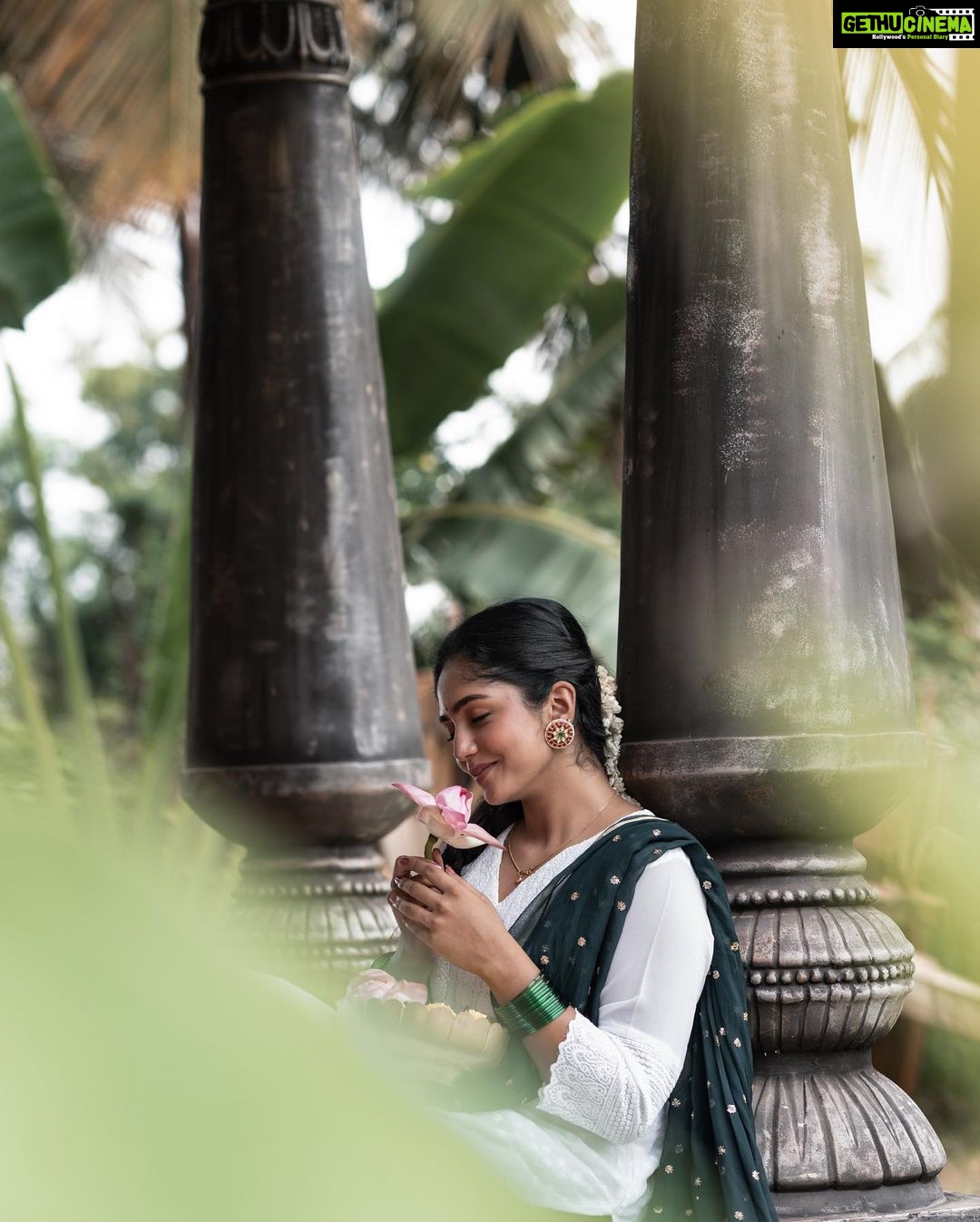 Bhavya Gowda Instagram - 🤍 MUA: @makeoverby_divyagowda Outfit: @rentyourlook_by_chandangowda Hairstyle by: @hairstylist_bangalore Jewels: @velvetboxby Captured by: @happeningpixels Location: @theshirestudioblr #kannada #kannadaactress #bhavyagowda670 #geethaserial #geethaserialbhavyagowda670 #colors #colorskannada #actor #actresses #telgu #telguactress #starmaa #kks #kalisiuntekaladusukhamserial #instagram #instagood #instadaily #insta #instafashion
