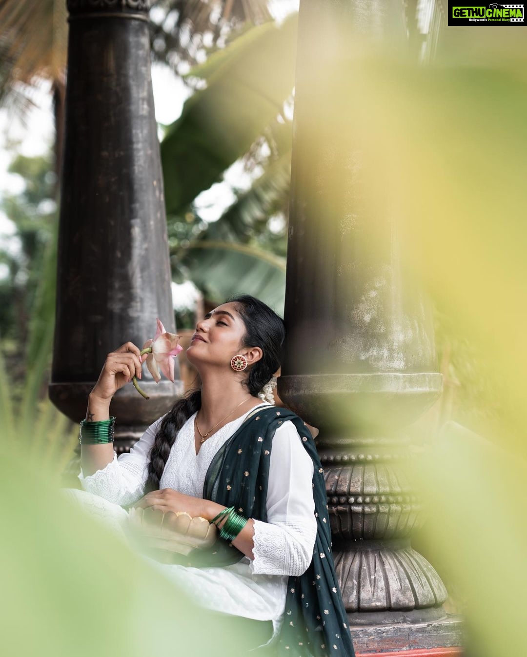 Bhavya Gowda Instagram - 🤍 MUA: @makeoverby_divyagowda Outfit: @rentyourlook_by_chandangowda Hairstyle by: @hairstylist_bangalore Jewels: @velvetboxby Captured by: @happeningpixels Location: @theshirestudioblr #kannada #kannadaactress #bhavyagowda670 #geethaserial #geethaserialbhavyagowda670 #colors #colorskannada #actor #actresses #telgu #telguactress #starmaa #kks #kalisiuntekaladusukhamserial #instagram #instagood #instadaily #insta #instafashion