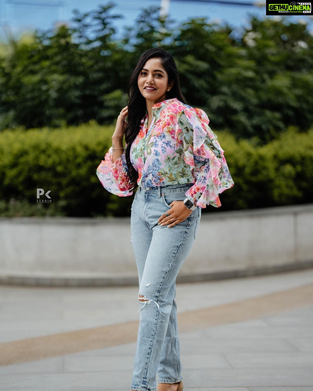 Bhavya Gowda Instagram - 🌸 MUA: @makeoverby_divyagowda Hairstyle by: @artistry_by_pushpa Captured by: @pkstudiophotography LuLu Hypermarket, Bengaluru