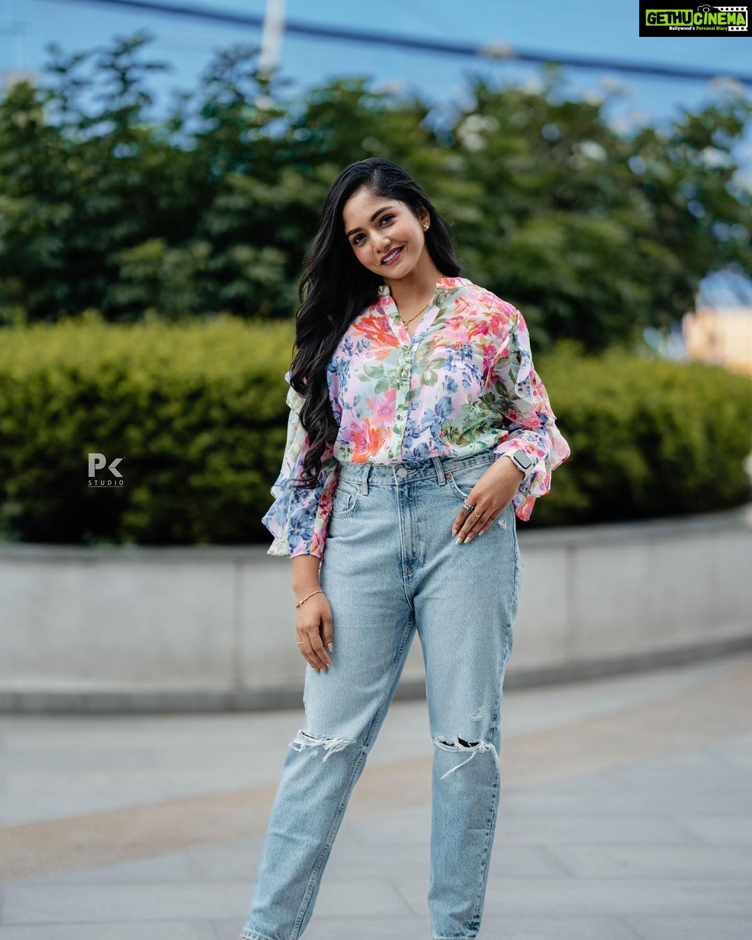 Bhavya Gowda Instagram - 🌸 MUA: @makeoverby_divyagowda Hairstyle by: @artistry_by_pushpa Captured by: @pkstudiophotography LuLu Hypermarket, Bengaluru