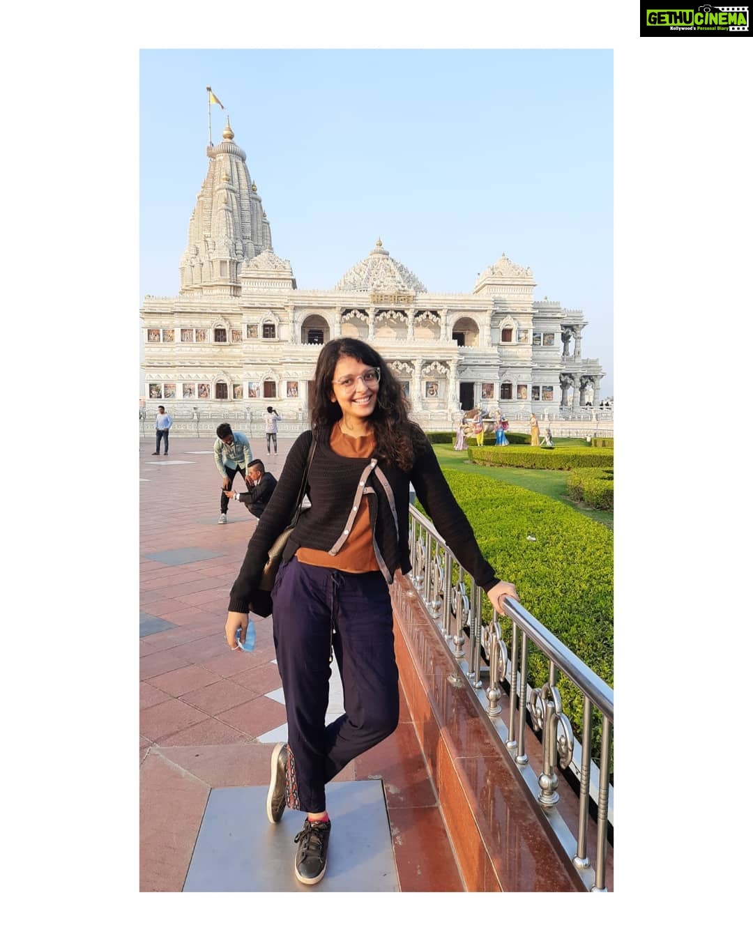 Bidita Bag Instagram - Bidita: Krishnaji! Mera byaah kara do! π€ Lord Krishna: mera aur Radha ka byaah hua kya? Bidita: Nehi... par ye sawal?π Krishna: Films karo, phal aur shaadi ki chinta mat karo π Bidita: ππ€π· #RadhaKrishna #TwinFlame #vrindavan #mathura #premmandir #shooting Prem Mandir Vrindavan