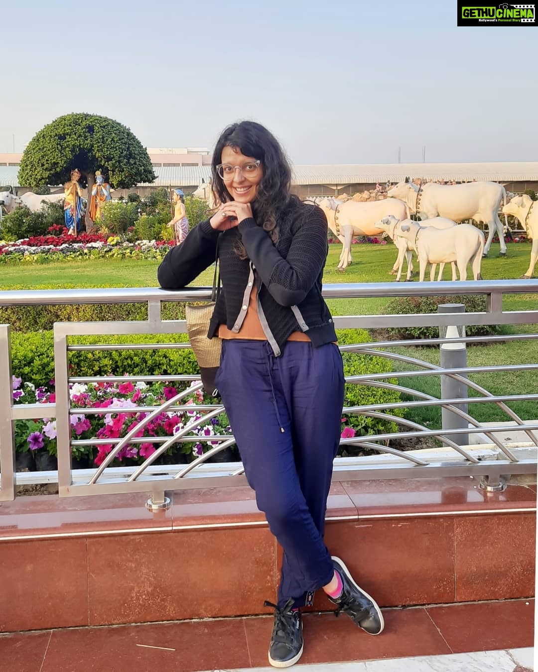 Bidita Bag Instagram - Bidita: Krishnaji! Mera byaah kara do! π€ Lord Krishna: mera aur Radha ka byaah hua kya? Bidita: Nehi... par ye sawal?π Krishna: Films karo, phal aur shaadi ki chinta mat karo π Bidita: ππ€π· #RadhaKrishna #TwinFlame #vrindavan #mathura #premmandir #shooting Prem Mandir Vrindavan