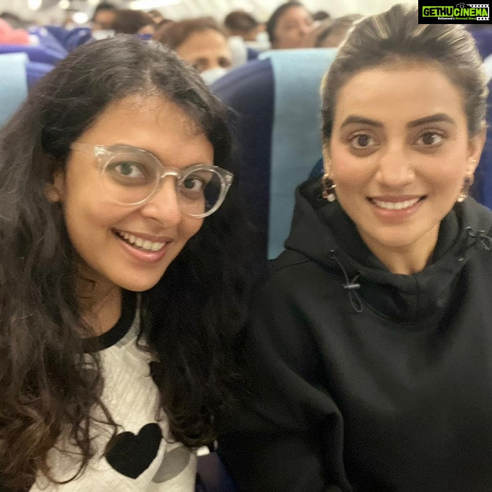 Bidita Bag Instagram - Made new friends in flight. Hello @singhakshara 😍🤗❤️ Note: Took mask off just for the selfie