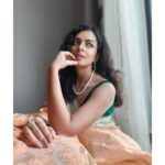 Bidita Bag Instagram - My selfie skill is getting better...this time even without a tripod 😎 Slide No.3 Kanoon ke haath 😉! My stylist friend @shreya.banerjee24 gifted me this saree during the shoot of film #BalNaren. A talented girl with a kind heart! ❤️