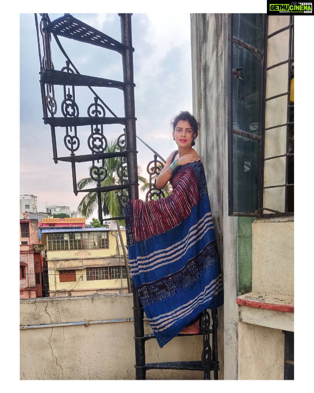 Bidita Bag Instagram - একলা চলো রে times when you have gotten disillusioned or being questioned, times when you found yourself alone on the path to your dreams Have these words encouraged and motivated you ; urged you to follow your dreams, irrespective of who is with you ? From our childhood to now this song has given courage to many.. to keep walking on the path they find true to the heart! Saree: @forsarees Photo: Daddy Bag #saree #sareelove #blockprint #eklachalore #rabindrasangeet #makeinindia #vocalforlocal #sustainablefashion #forsarees