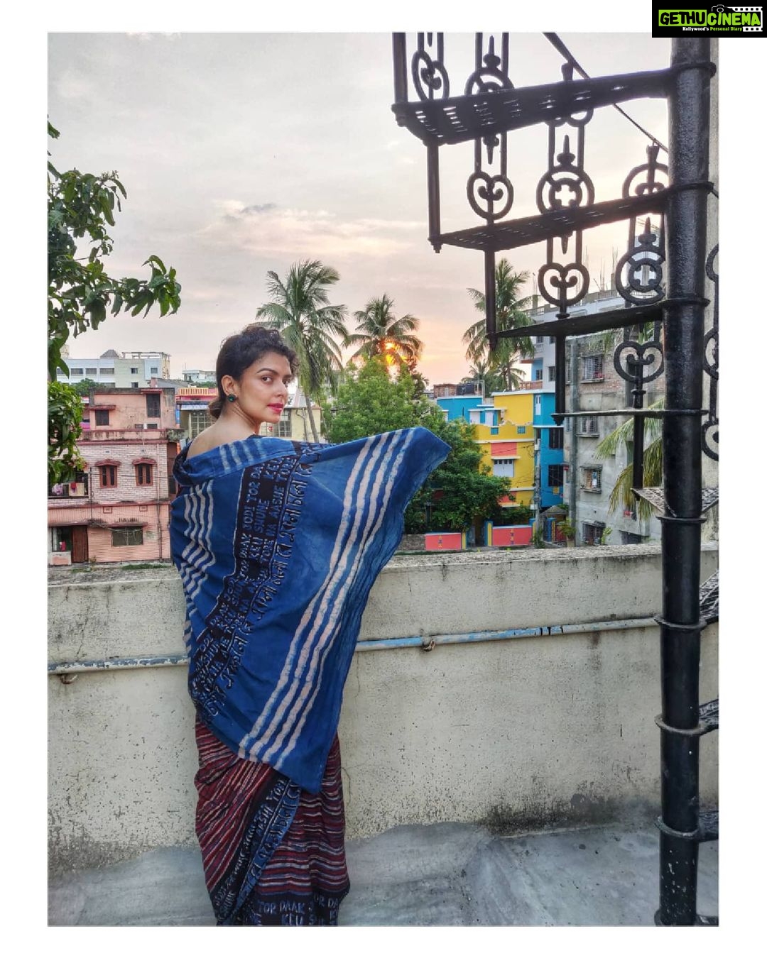 Bidita Bag Instagram - একলা চলো রে times when you have gotten disillusioned or being questioned, times when you found yourself alone on the path to your dreams Have these words encouraged and motivated you ; urged you to follow your dreams, irrespective of who is with you ? From our childhood to now this song has given courage to many.. to keep walking on the path they find true to the heart! Saree: @forsarees Photo: Daddy Bag #saree #sareelove #blockprint #eklachalore #rabindrasangeet #makeinindia #vocalforlocal #sustainablefashion #forsarees