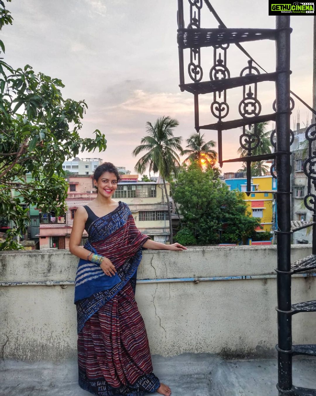 Bidita Bag Instagram - একলা চলো রে times when you have gotten disillusioned or being questioned, times when you found yourself alone on the path to your dreams Have these words encouraged and motivated you ; urged you to follow your dreams, irrespective of who is with you ? From our childhood to now this song has given courage to many.. to keep walking on the path they find true to the heart! Saree: @forsarees Photo: Daddy Bag #saree #sareelove #blockprint #eklachalore #rabindrasangeet #makeinindia #vocalforlocal #sustainablefashion #forsarees