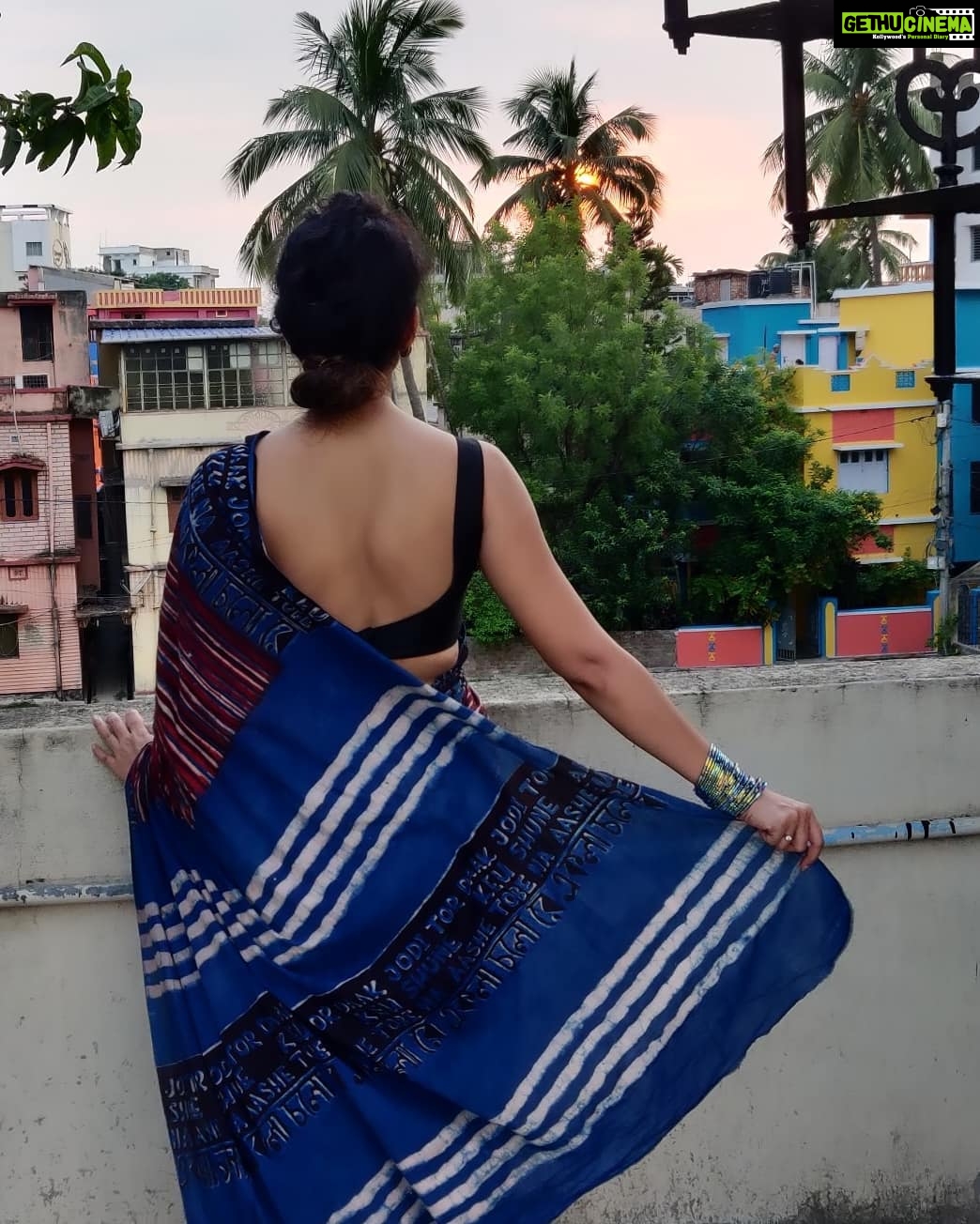 Bidita Bag Instagram - একলা চলো রে times when you have gotten disillusioned or being questioned, times when you found yourself alone on the path to your dreams Have these words encouraged and motivated you ; urged you to follow your dreams, irrespective of who is with you ? From our childhood to now this song has given courage to many.. to keep walking on the path they find true to the heart! Saree: @forsarees Photo: Daddy Bag #saree #sareelove #blockprint #eklachalore #rabindrasangeet #makeinindia #vocalforlocal #sustainablefashion #forsarees