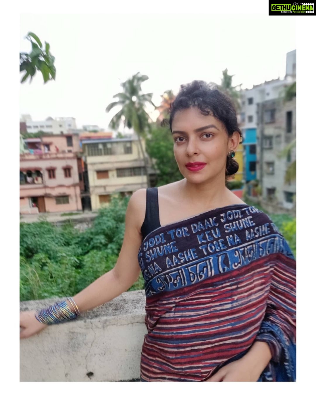 Bidita Bag Instagram - একলা চলো রে times when you have gotten disillusioned or being questioned, times when you found yourself alone on the path to your dreams Have these words encouraged and motivated you ; urged you to follow your dreams, irrespective of who is with you ? From our childhood to now this song has given courage to many.. to keep walking on the path they find true to the heart! Saree: @forsarees Photo: Daddy Bag #saree #sareelove #blockprint #eklachalore #rabindrasangeet #makeinindia #vocalforlocal #sustainablefashion #forsarees