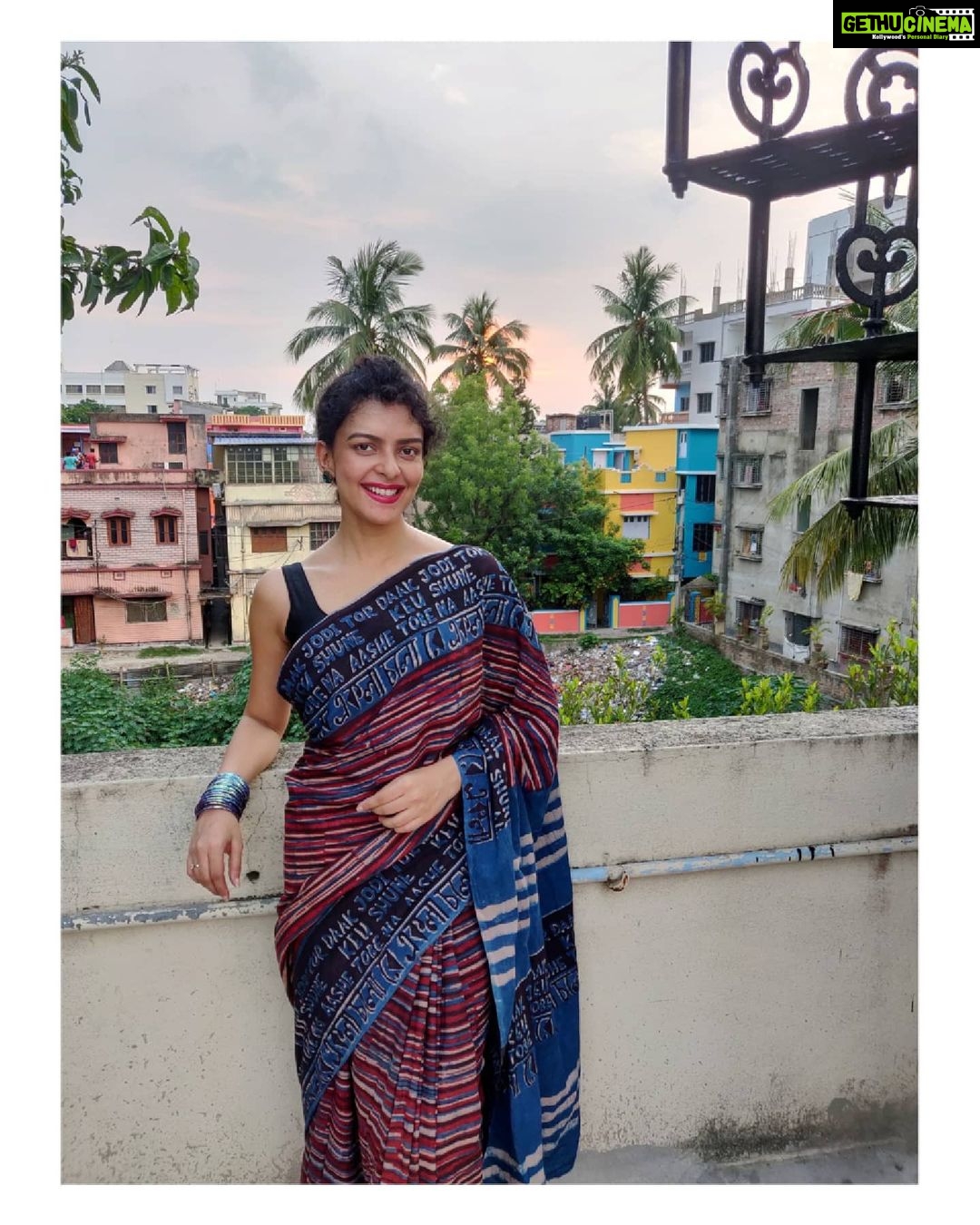 Bidita Bag Instagram - একলা চলো রে times when you have gotten disillusioned or being questioned, times when you found yourself alone on the path to your dreams Have these words encouraged and motivated you ; urged you to follow your dreams, irrespective of who is with you ? From our childhood to now this song has given courage to many.. to keep walking on the path they find true to the heart! Saree: @forsarees Photo: Daddy Bag #saree #sareelove #blockprint #eklachalore #rabindrasangeet #makeinindia #vocalforlocal #sustainablefashion #forsarees