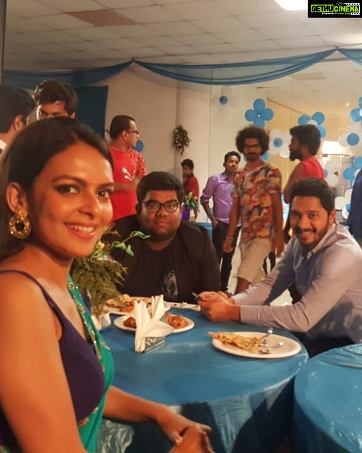 Bidita Bag Instagram - @shreyastalpade27 is a complete sweetheart. I have watched so many of his films over the years, like Iqbal, Dor. His comic timing is also superb. He is very grounded and cooperative. I remember we needed a blue saree to shoot for a scene but couldn't find one. At the time Shreyas was going to from Mumbai for a day, so I requested him if he could request his wife and bring a blue saree with him. And he brought a suitcase full of blue sarees to chose from. 🤦💙 He is that dedicated and cooperative with his team. @deeptitalpade is equally sweet 😍💙 #TeenDoPaanch