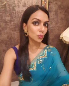 Bidita Bag Instagram - @shreyastalpade27 is a complete sweetheart. I have watched so many of his films over the years, like Iqbal, Dor. His comic timing is also superb. He is very grounded and cooperative. I remember we needed a blue saree to shoot for a scene but couldn't find one. At the time Shreyas was going to from Mumbai for a day, so I requested him if he could request his wife and bring a blue saree with him. And he brought a suitcase full of blue sarees to chose from. 🤦💙
He is that dedicated and cooperative with his team. @deeptitalpade is equally sweet 😍💙
#TeenDoPaanch