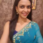 Bidita Bag Instagram - @shreyastalpade27 is a complete sweetheart. I have watched so many of his films over the years, like Iqbal, Dor. His comic timing is also superb. He is very grounded and cooperative. I remember we needed a blue saree to shoot for a scene but couldn't find one. At the time Shreyas was going to from Mumbai for a day, so I requested him if he could request his wife and bring a blue saree with him. And he brought a suitcase full of blue sarees to chose from. 🤦💙 He is that dedicated and cooperative with his team. @deeptitalpade is equally sweet 😍💙 #TeenDoPaanch