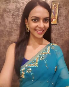 Bidita Bag Instagram - @shreyastalpade27 is a complete sweetheart. I have watched so many of his films over the years, like Iqbal, Dor. His comic timing is also superb. He is very grounded and cooperative. I remember we needed a blue saree to shoot for a scene but couldn't find one. At the time Shreyas was going to from Mumbai for a day, so I requested him if he could request his wife and bring a blue saree with him. And he brought a suitcase full of blue sarees to chose from. 🤦💙
He is that dedicated and cooperative with his team. @deeptitalpade is equally sweet 😍💙
#TeenDoPaanch