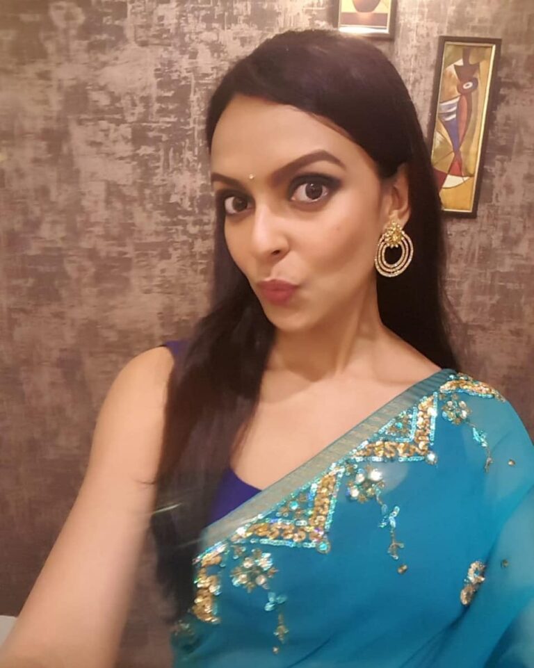 Bidita Bag Instagram - @shreyastalpade27 is a complete sweetheart. I have watched so many of his films over the years, like Iqbal, Dor. His comic timing is also superb. He is very grounded and cooperative. I remember we needed a blue saree to shoot for a scene but couldn't find one. At the time Shreyas was going to from Mumbai for a day, so I requested him if he could request his wife and bring a blue saree with him. And he brought a suitcase full of blue sarees to chose from. 🤦💙 He is that dedicated and cooperative with his team. @deeptitalpade is equally sweet 😍💙 #TeenDoPaanch