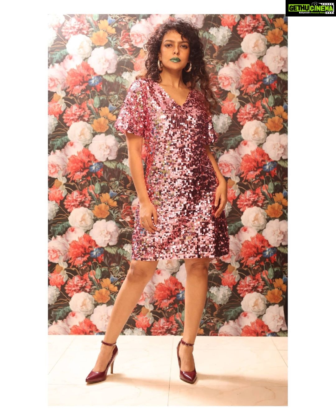 Bidita Bag Instagram - 😁🌸💐🌹minimalist Outfit @renaloveofficial 📸 @somsarkaar