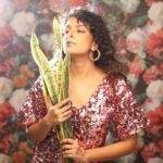 Bidita Bag Instagram - Oxygen cylinders ki kya zaroorat! 🤔 Money plants latka lo...snake plants ko soongh lo 😉 #KanganaRanaut #oxygen #OxygenCrisis 📸@somsarkaar #covid #oxygencylinder