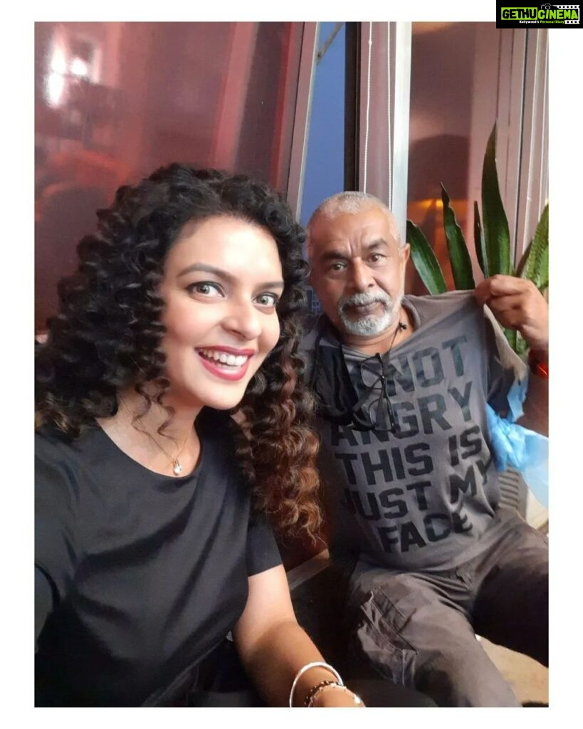 Bidita Bag Instagram - Director with coolest t-shirts 😎 @ghoshshashanka ❣️ 1)भंड- Buffon 2) I am not angry. This is just my face 😏 BTS #PlanAPlanB #Netflix