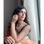 Bidita Bag Instagram - My selfie skill is getting better...this time even without a tripod 😎 Slide No.3 Kanoon ke haath 😉! My stylist friend @shreya.banerjee24 gifted me this saree during the shoot of film #BalNaren. A talented girl with a kind heart! ❤️