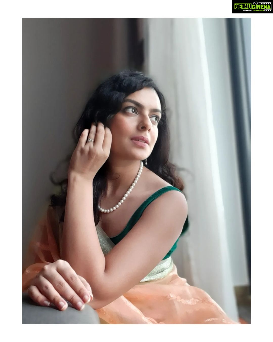 Bidita Bag Instagram - My selfie skill is getting better...this time even without a tripod 😎 Slide No.3 Kanoon ke haath 😉! My stylist friend @shreya.banerjee24 gifted me this saree during the shoot of film #BalNaren. A talented girl with a kind heart! ❤️