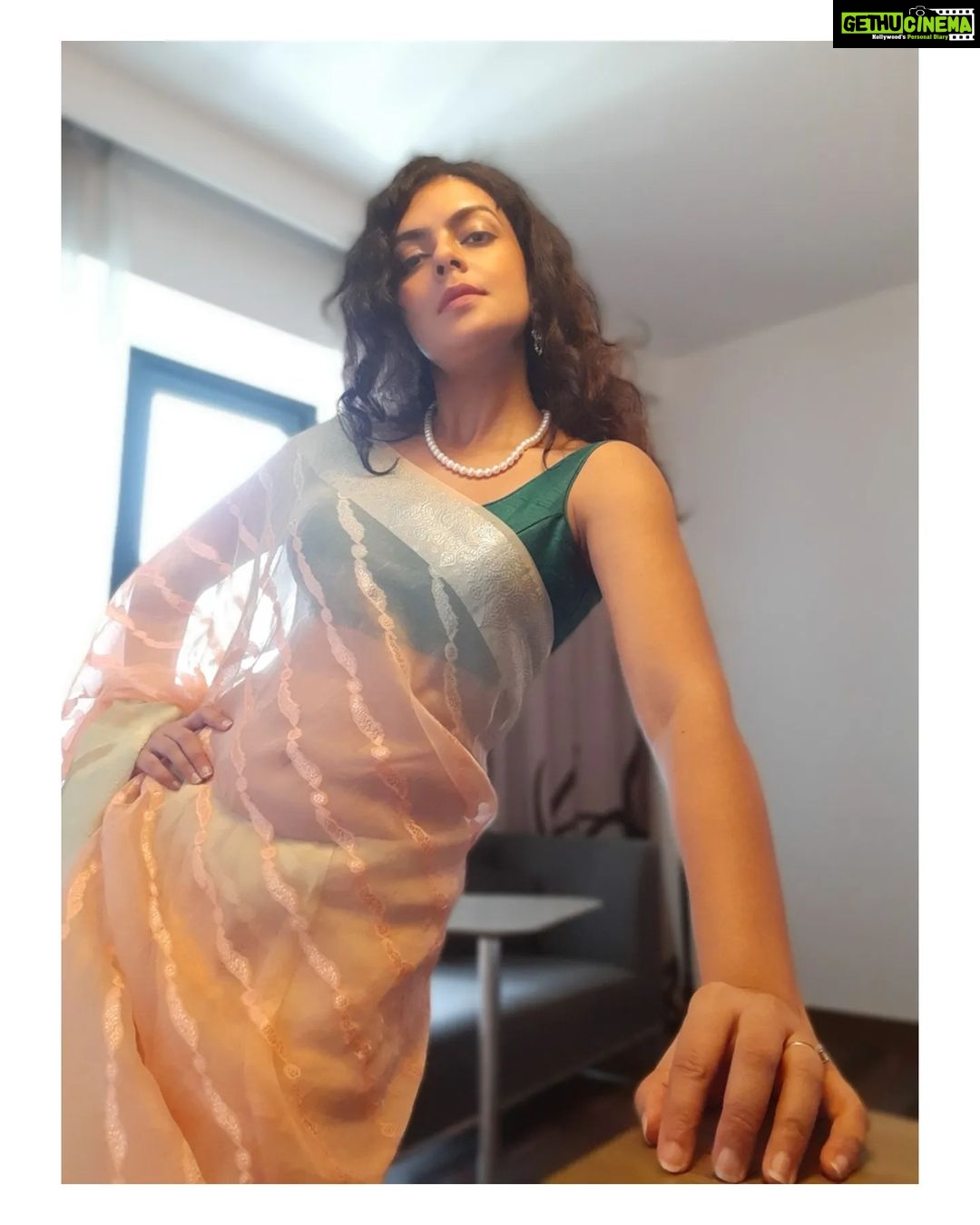 Bidita Bag Instagram - My selfie skill is getting better...this time even without a tripod 😎 Slide No.3 Kanoon ke haath 😉! My stylist friend @shreya.banerjee24 gifted me this saree during the shoot of film #BalNaren. A talented girl with a kind heart! ❤️