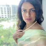 Bidita Bag Instagram - My selfie skill is getting better...this time even without a tripod 😎 Slide No.3 Kanoon ke haath 😉! My stylist friend @shreya.banerjee24 gifted me this saree during the shoot of film #BalNaren. A talented girl with a kind heart! ❤️