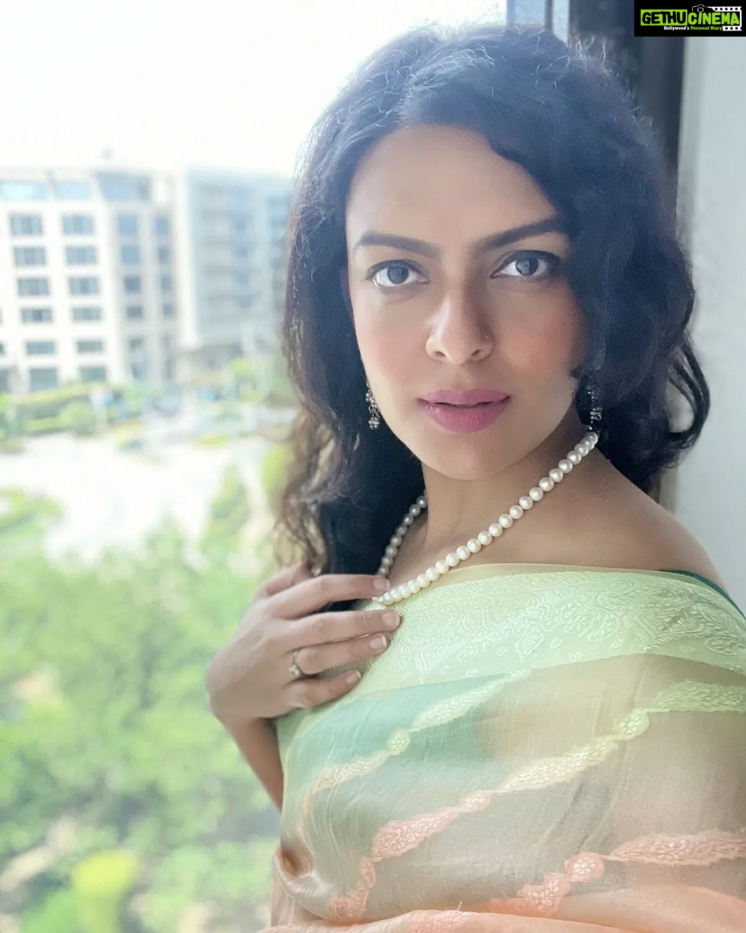Bidita Bag Instagram - My selfie skill is getting better...this time even without a tripod 😎 Slide No.3 Kanoon ke haath 😉! My stylist friend @shreya.banerjee24 gifted me this saree during the shoot of film #BalNaren. A talented girl with a kind heart! ❤️