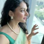 Bidita Bag Instagram - My selfie skill is getting better...this time even without a tripod 😎 Slide No.3 Kanoon ke haath 😉! My stylist friend @shreya.banerjee24 gifted me this saree during the shoot of film #BalNaren. A talented girl with a kind heart! ❤️