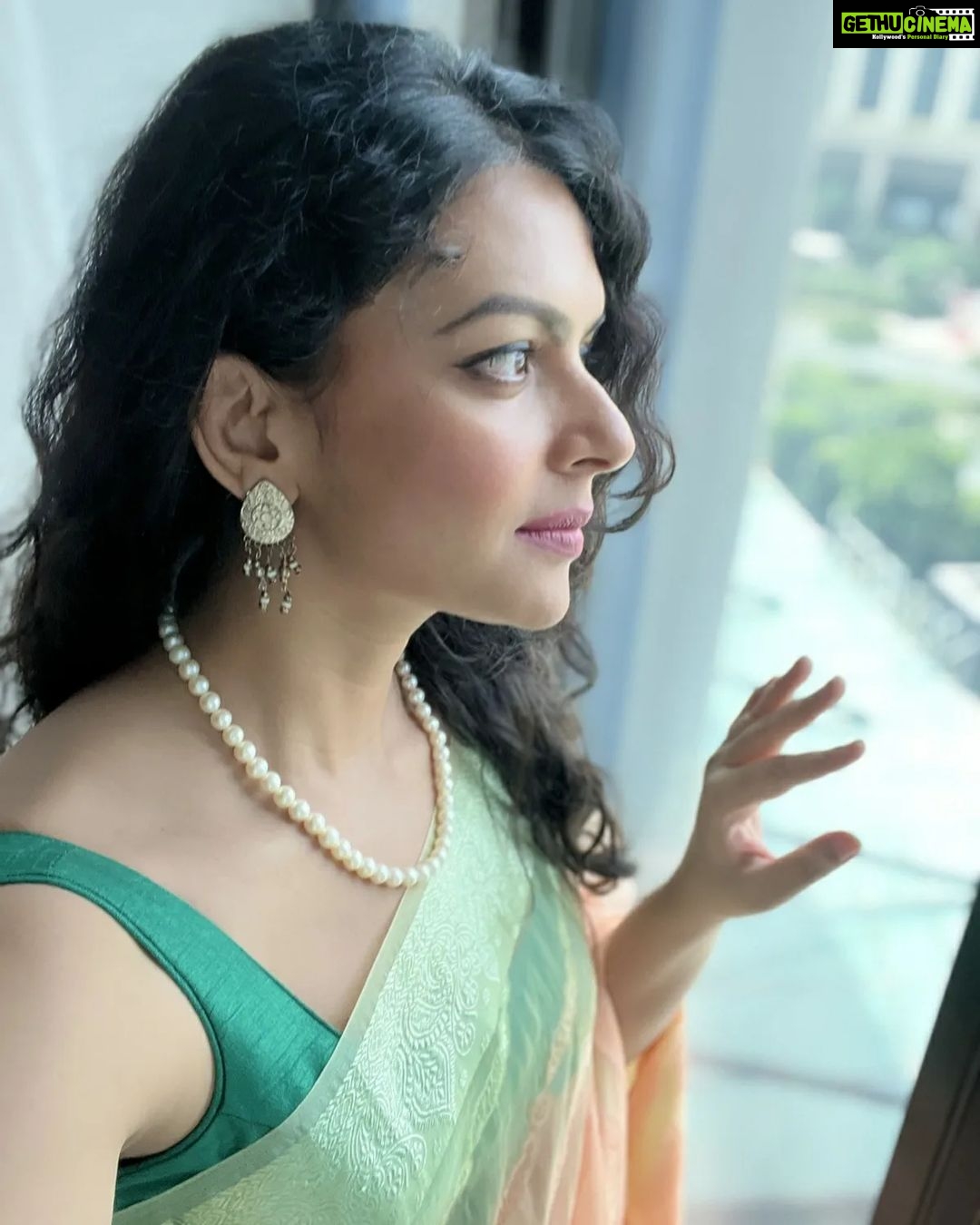 Bidita Bag Instagram - My selfie skill is getting better...this time even without a tripod 😎 Slide No.3 Kanoon ke haath 😉! My stylist friend @shreya.banerjee24 gifted me this saree during the shoot of film #BalNaren. A talented girl with a kind heart! ❤️