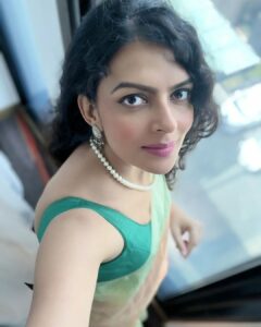Bidita Bag Instagram - My selfie skill is getting better...this time even without a tripod 😎 Slide No.3 Kanoon ke haath 😉! My stylist friend @shreya.banerjee24 gifted me this saree during the shoot of film #BalNaren. A talented girl with a kind heart! ❤️