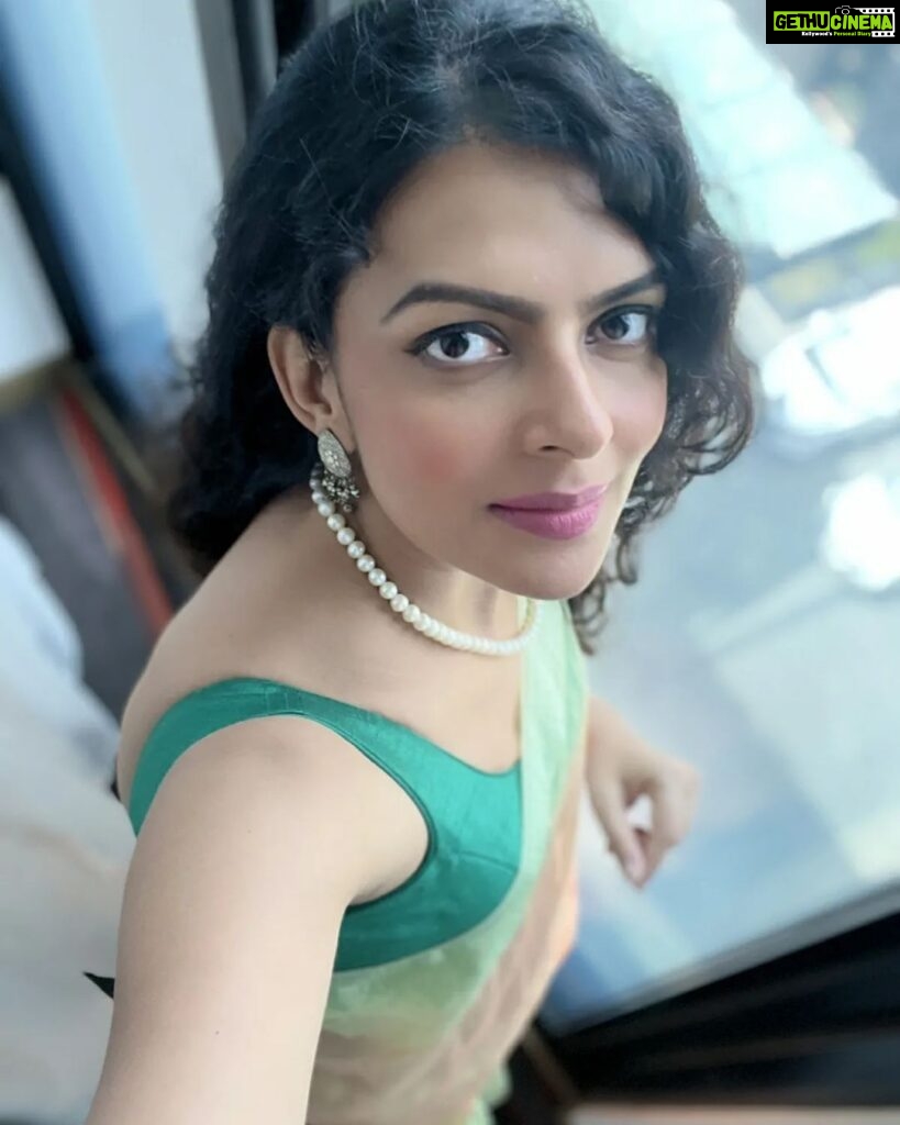 Bidita Bag Instagram - My selfie skill is getting better...this time even without a tripod 😎 Slide No.3 Kanoon ke haath 😉! My stylist friend @shreya.banerjee24 gifted me this saree during the shoot of film #BalNaren. A talented girl with a kind heart! ❤️