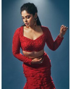 Bindu Madhavi Instagram - Tried to imagine the sound of colour red💃 

Styled by @rashmitathapa
Wearing @aakanshaguptaoffl
Ring @shopriyaaofficial
Shot by @ishan.n.giri 
Makeup @makeupbymadhushreeganapathy 
Hair @chinnahairstylist