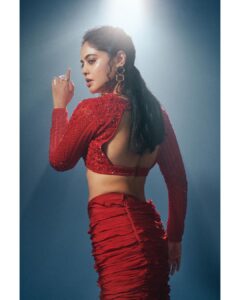 Bindu Madhavi Instagram - Fashionably late for this post🙈 

Styled by @rashmitathapa
Wearing @aakanshaguptaoffl
Ring @shopriyaaofficial
Shot by @ishan.n.giri 
Makeup  @makeupbymadhushreeganapathy 
Hair  @chinnahairstylist