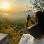 Bindu Madhavi Instagram - Golden hour = happy hour✨💫😇 #hillstation #sunsets Kodaikanal