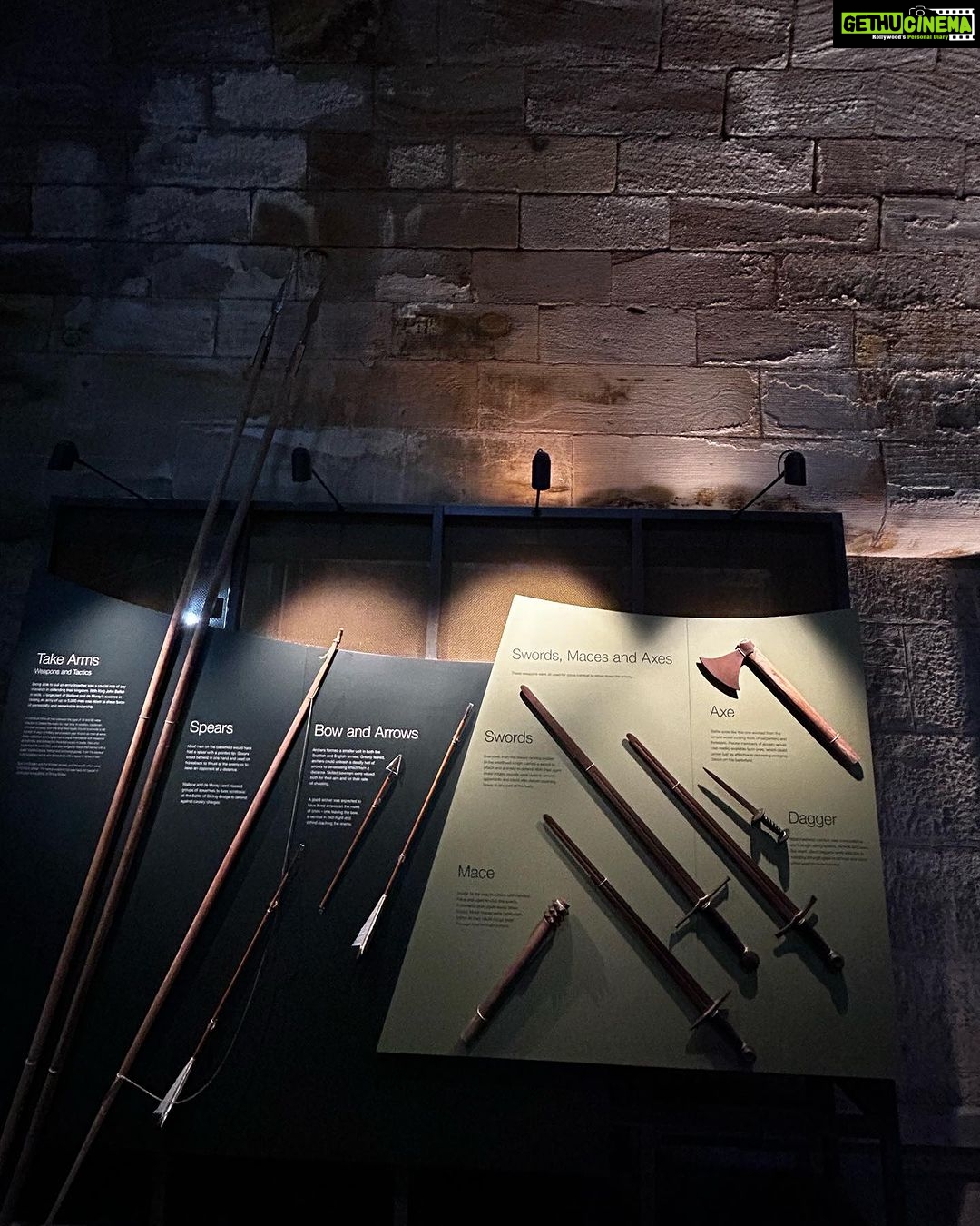 Bruna Abdullah Instagram - Have you watched Braveheart ? ❤️ A story of passion. Told with pride. Stirling’s famous landmark stands above the fields where William Wallace led his troops to victory at The Battle of Stirling Bridge and tells the story of the patriot and martyr who became Scotland’s National Hero. We climbed the 246-step spiral staircase to explore The Hall of Arms, The Hall of Heroes and The Royal Chamber to discover the remarkable story of Sir William Wallace. We reached the top of the 220ft tower, with breathtaking views in all directions from The Crown. . Você já assistiu Coração Valente? ❤️ Uma história de paixão. Contada com orgulho. O famoso marco de Stirling fica acima dos campos onde William Wallace liderou suas tropas à vitória na Batalha de Stirling Bridge e conta a história do patriota e mártir que se tornou o Herói Nacional da Escócia. Subimos a escada em espiral de 246 degraus para explorar o Hall of Arms, o Hall of Heroes e a Royal Chamber para descobrir a notável história de Sir William Wallace. Chegamos ao topo da torre de 220 pés, com vistas deslumbrantes em todas as direções do The Crown. Stirling, Scotland