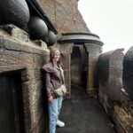 Bruna Abdullah Instagram - Have you watched Braveheart ? ❤️ A story of passion. Told with pride. Stirling’s famous landmark stands above the fields where William Wallace led his troops to victory at The Battle of Stirling Bridge and tells the story of the patriot and martyr who became Scotland’s National Hero. We climbed the 246-step spiral staircase to explore The Hall of Arms, The Hall of Heroes and The Royal Chamber to discover the remarkable story of Sir William Wallace. We reached the top of the 220ft tower, with breathtaking views in all directions from The Crown. . Você já assistiu Coração Valente? ❤️ Uma história de paixão. Contada com orgulho. O famoso marco de Stirling fica acima dos campos onde William Wallace liderou suas tropas à vitória na Batalha de Stirling Bridge e conta a história do patriota e mártir que se tornou o Herói Nacional da Escócia. Subimos a escada em espiral de 246 degraus para explorar o Hall of Arms, o Hall of Heroes e a Royal Chamber para descobrir a notável história de Sir William Wallace. Chegamos ao topo da torre de 220 pés, com vistas deslumbrantes em todas as direções do The Crown. Stirling, Scotland