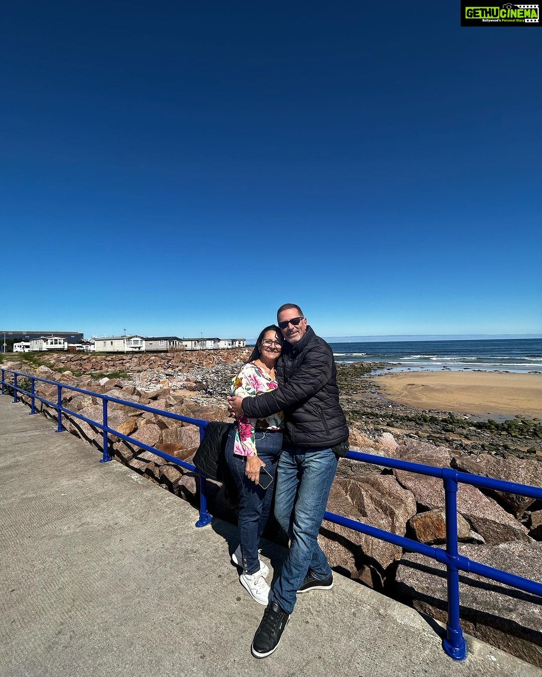 Bruna Abdullah Instagram - After having lunch at the castle Cairnbulg ( no biggie 😍)we went down to beach for a little walk. Some were swimming and “some” wore wool 😂 . Depois de almoçar no castelo Cairnbulg ( nada demais 😍) fomos até a praia para uma pequena caminhada. Algumas pessoas tomavam banho de mar, “outras” estavam de casaco de lã 😂