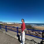 Bruna Abdullah Instagram - After having lunch at the castle Cairnbulg ( no biggie 😍)we went down to beach for a little walk. Some were swimming and “some” wore wool 😂 . Depois de almoçar no castelo Cairnbulg ( nada demais 😍) fomos até a praia para uma pequena caminhada. Algumas pessoas tomavam banho de mar, “outras” estavam de casaco de lã 😂
