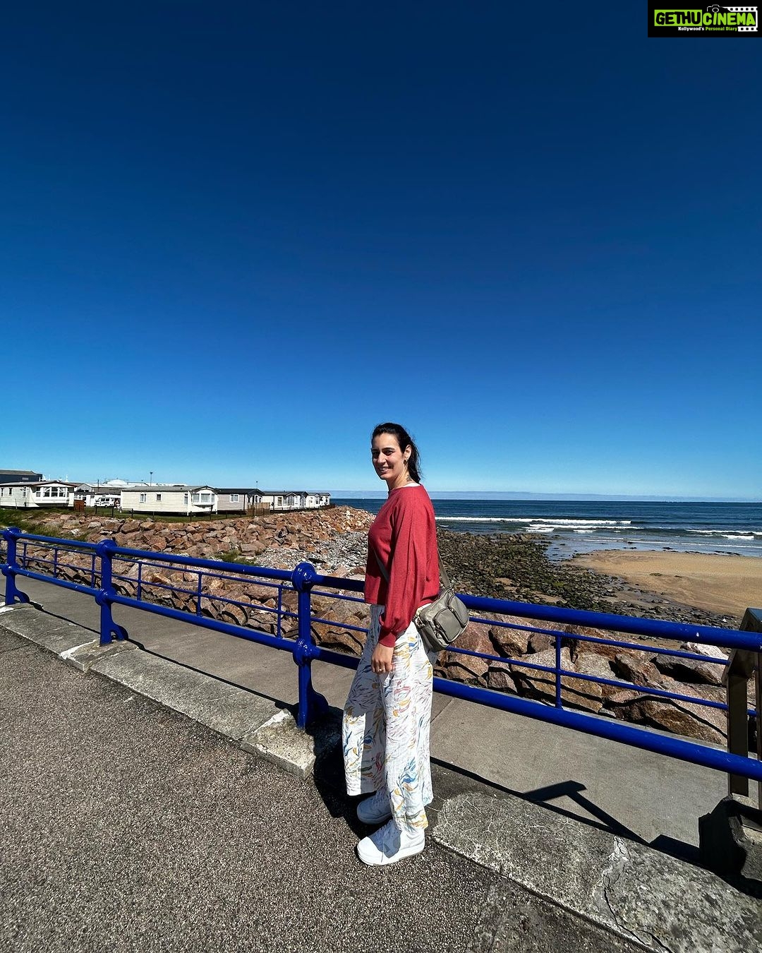 Bruna Abdullah Instagram - After having lunch at the castle Cairnbulg ( no biggie 😍)we went down to beach for a little walk. Some were swimming and “some” wore wool 😂 . Depois de almoçar no castelo Cairnbulg ( nada demais 😍) fomos até a praia para uma pequena caminhada. Algumas pessoas tomavam banho de mar, “outras” estavam de casaco de lã 😂